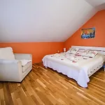 Stunning Rural With Garden And Bbq - Four Bedroom