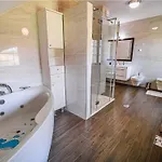 Stunning Rural With Garden And Bbq - Four Bedroom בית נופש ברז'יס