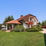Stunning Rural With Garden And Bbq - Four Bedroom בית נופש *