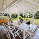 Stunning Rural With Garden And Bbq - Four Bedroom בית נופש *