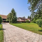 Stunning Rural With Garden And Bbq - Four Bedroom *