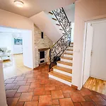 Stunning Rural With Garden And Bbq - Four Bedroom * ברז'יס