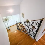 Stunning Rural With Garden And Bbq - Four Bedroom בית נופש ברז'יס