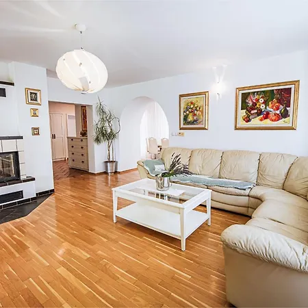 Stunning Rural With Garden And Bbq - Four Bedroom Prázdninový dům