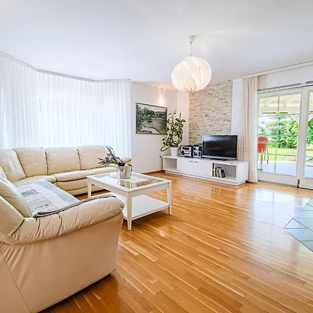 Stunning Rural With Garden And Bbq - Four Bedroom ברז'יס