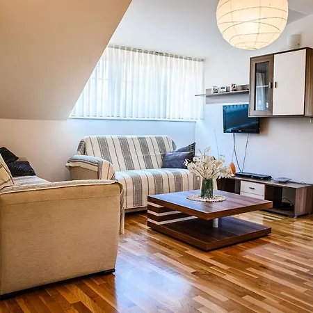 Stunning Rural With Garden And Bbq - Four Bedroom Prázdninový dům *