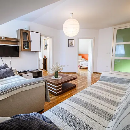Stunning Rural With Garden And Bbq - Four Bedroom