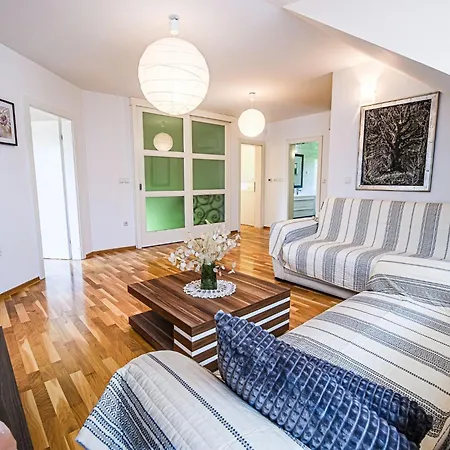 Stunning Rural With Garden And Bbq - Four Bedroom *