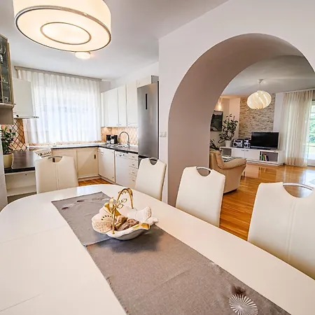 Stunning Rural With Garden And Bbq - Four Bedroom * ברז'יס