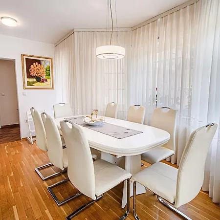 Stunning Rural With Garden And Bbq - Four Bedroom *