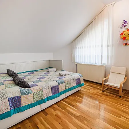 Stunning Rural With Garden And Bbq - Four Bedroom Prázdninový dům Brežice