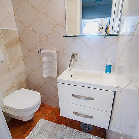 Stunning Rural With Garden And Bbq - Four Bedroom