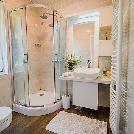 Stunning Rural With Garden And Bbq - Four Bedroom