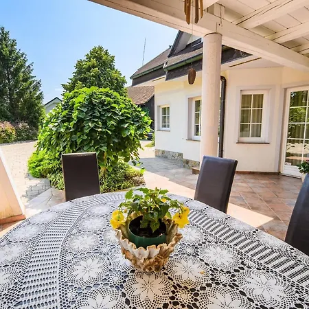 Stunning Rural With Garden And Bbq - Four Bedroom Prázdninový dům Brežice