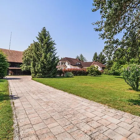 Stunning Rural With Garden And Bbq - Four Bedroom *