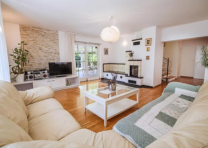 Vakantiehuis Stunning Rural With Garden And Bbq - Four Bedroom Brežice