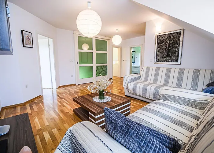 Stunning Rural With Garden And Bbq - Four Bedroom *