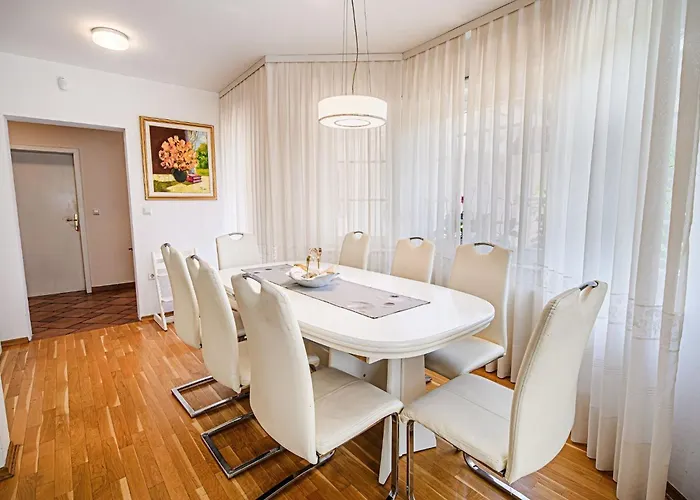 Stunning Rural With Garden And Bbq - Four Bedroom *