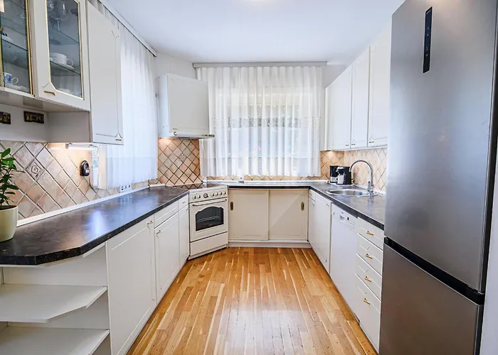 Stunning Rural With Garden And Bbq - Four Bedroom