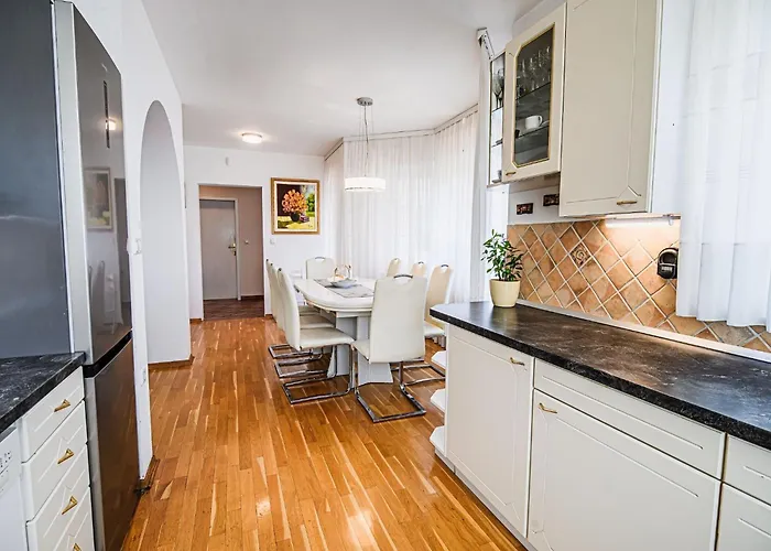 Vakantiehuis Stunning Rural With Garden And Bbq - Four Bedroom Brežice