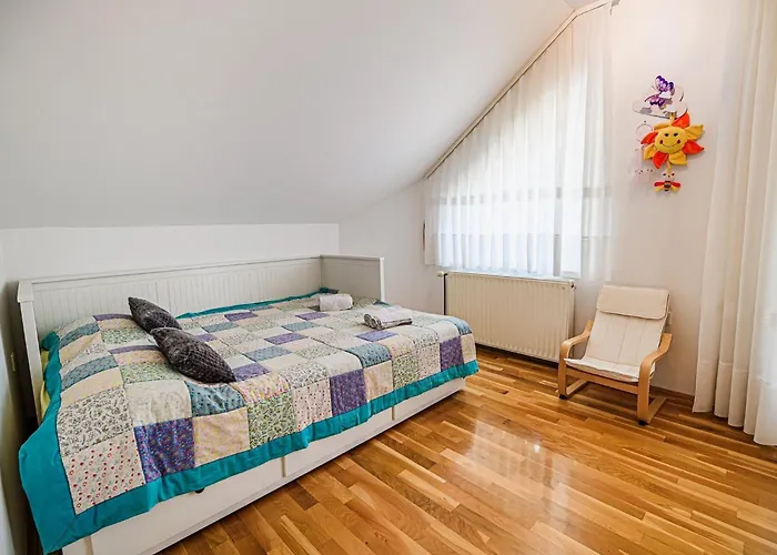 Stunning Rural With Garden And Bbq - Four Bedroom Prázdninový dům Brežice