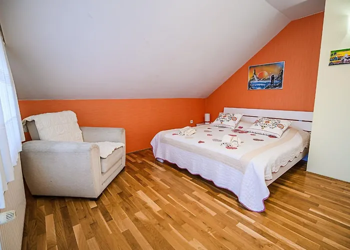 Stunning Rural With Garden And Bbq - Four Bedroom