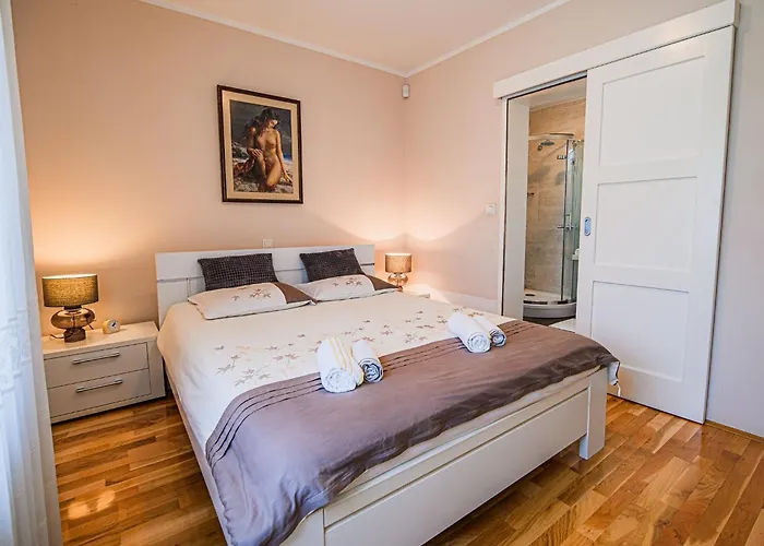 Stunning Rural With Garden And Bbq - Four Bedroom *