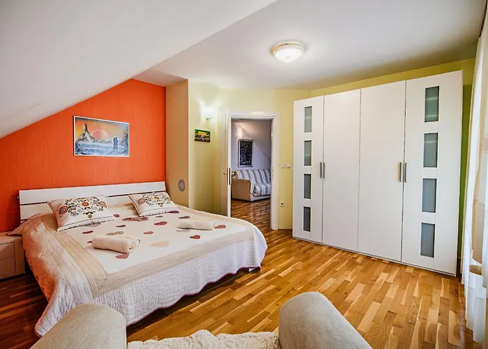 Stunning Rural With Garden And Bbq - Four Bedroom