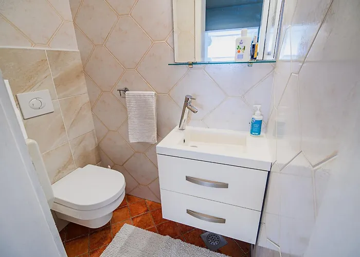 Stunning Rural With Garden And Bbq - Four Bedroom