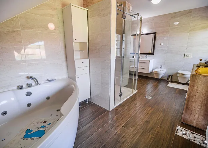 Stunning Rural With Garden And Bbq - Four Bedroom Prázdninový dům Brežice