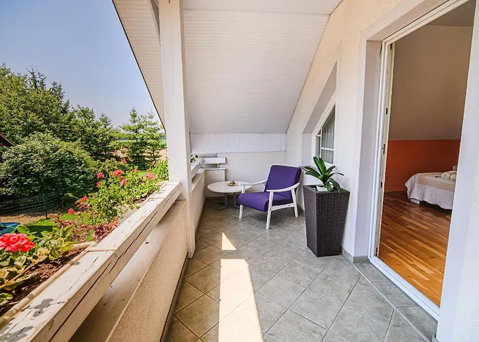 Stunning Rural With Garden And Bbq - Four Bedroom *